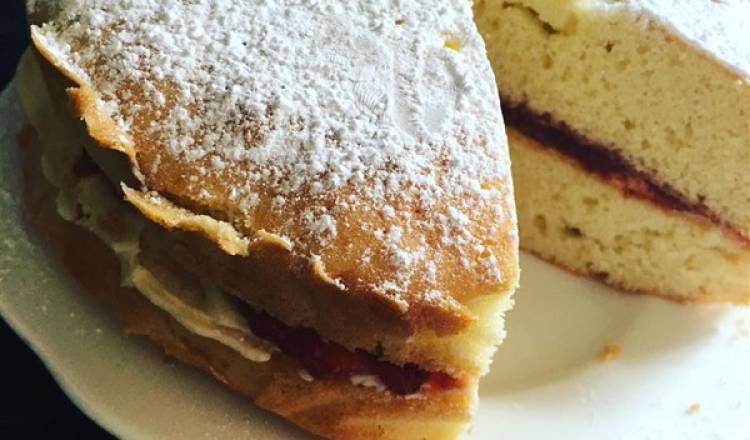 Classic Victoria Sponge Cake 