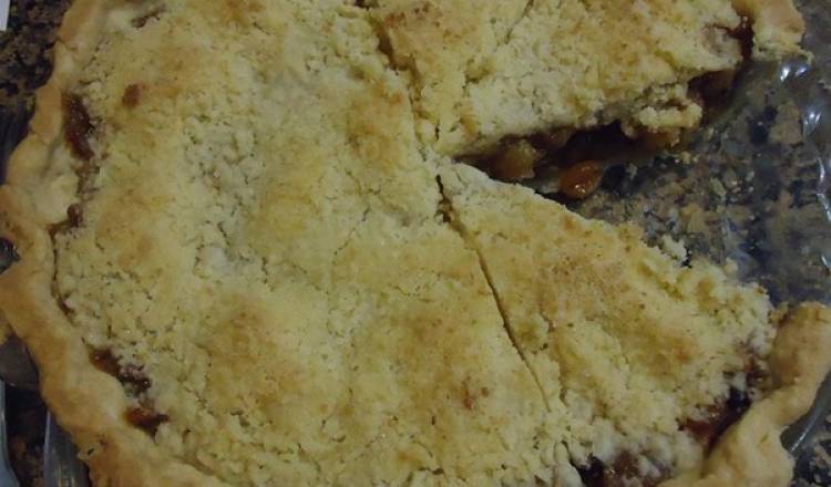 Homemade Mince Pie with Crumbly Topping