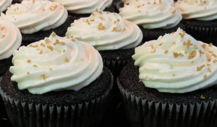 Chocolate Beer Cupcakes With Whiskey Filling And Irish Cream Icing Chocolate Beer Cupcakes With Whiskey Filling And Irish Cream Icing