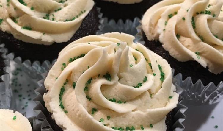 Chocolate Beer Cupcakes With Whiskey Filling And Irish Cream Icing Chocolate Beer Cupcakes With Whiskey Filling And Irish Cream Icing