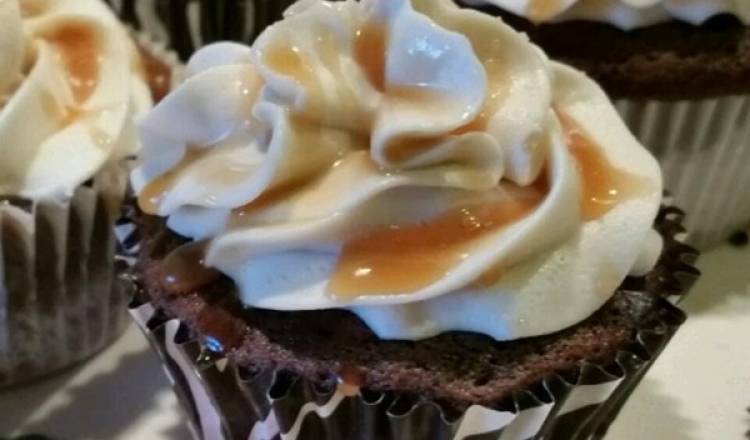 Chocolate Beer Cupcakes With Whiskey Filling And Irish Cream Icing Chocolate Beer Cupcakes With Whiskey Filling And Irish Cream Icing