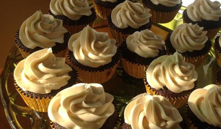 Chocolate Beer Cupcakes With Whiskey Filling And Irish Cream Icing Chocolate Beer Cupcakes With Whiskey Filling And Irish Cream Icing