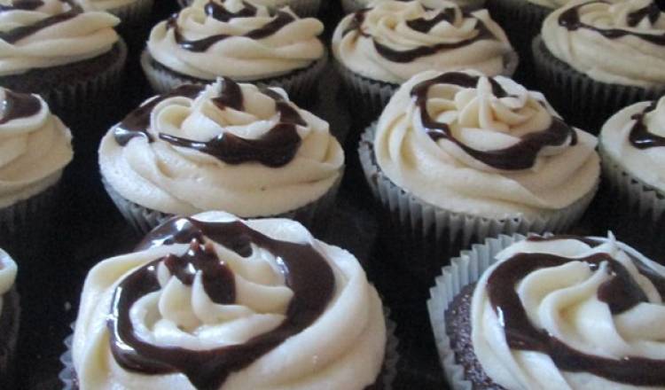 Chocolate Beer Cupcakes With Whiskey Filling And Irish Cream Icing Chocolate Beer Cupcakes With Whiskey Filling And Irish Cream Icing