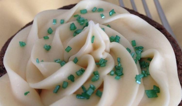 Chocolate Beer Cupcakes With Whiskey Filling And Irish Cream Icing Chocolate Beer Cupcakes With Whiskey Filling And Irish Cream Icing