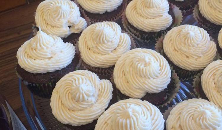 Chocolate Beer Cupcakes With Whiskey Filling And Irish Cream Icing Chocolate Beer Cupcakes With Whiskey Filling And Irish Cream Icing