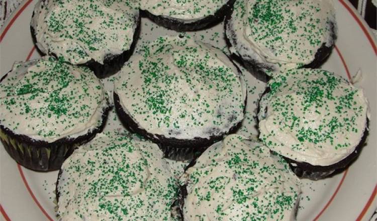 Chocolate Beer Cupcakes With Whiskey Filling And Irish Cream Icing Chocolate Beer Cupcakes With Whiskey Filling And Irish Cream Icing