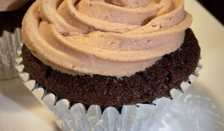 Chocolate Beer Cupcakes With Whiskey Filling And Irish Cream Icing Chocolate Beer Cupcakes With Whiskey Filling And Irish Cream Icing