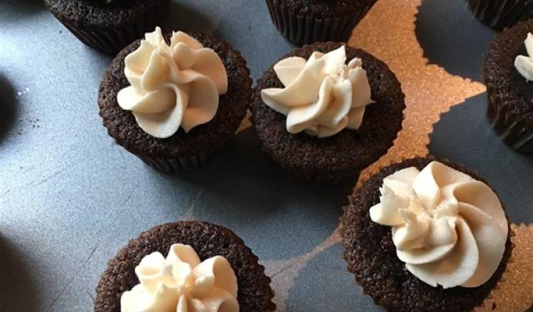Chocolate Beer Cupcakes With Whiskey Filling And Irish Cream Icing Chocolate Beer Cupcakes With Whiskey Filling And Irish Cream Icing
